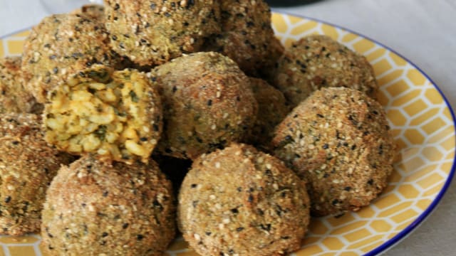 Polpette di riso impanate con sesamo e pangrattato ripiene con cavolo nero e crema di patate dolci