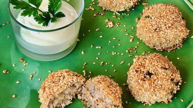 Polpette con tonno fresco, cipolla in agrodolce, capperi e mollica in crosta di sesamo