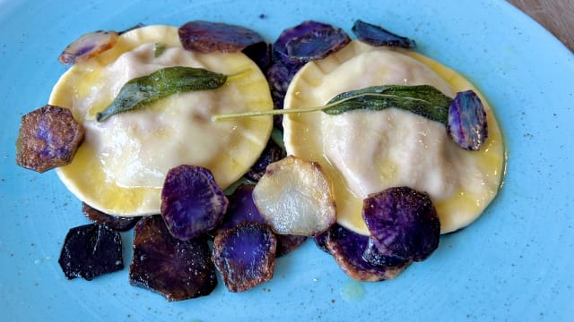 Ravioloni ripieni di barbabietola rossa, patate e formaggio caprino