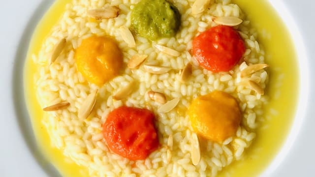 Risotto con crema ai quattro peperoni, pecorino e mandorle al basilico