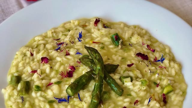 Risotto agli asparagi, zafferano e acqua di rose