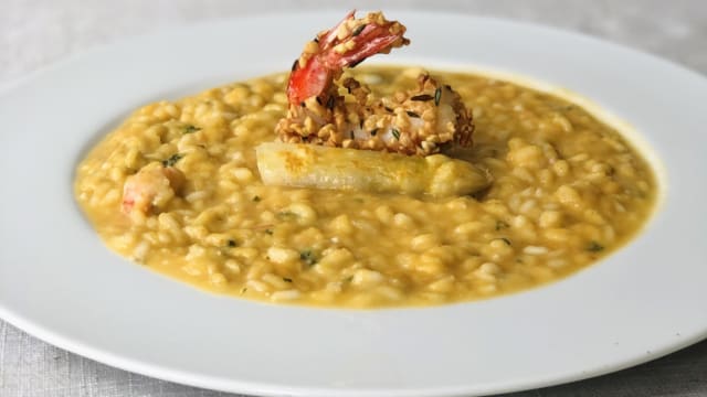 Risotto con crema di asparagi bianchi e gamberoni con un tocco di mandorla