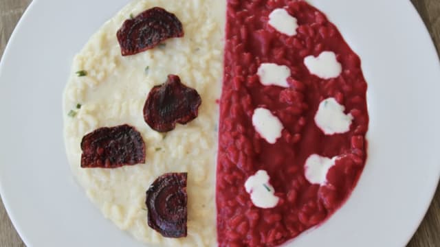 Doppio risotto bicolore alla barbabietola rossa e formaggio caprino