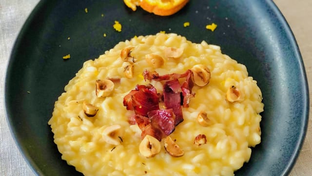 Risotto cremoso alle clementine, nocciole tostate e bacon di manzo croccante