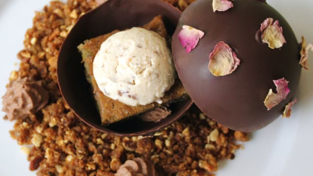 Sfera di cioccolato fondente, semifreddo alla mandorla, biscotto morbido alla mandorla, crumble e mousse al cioccolato