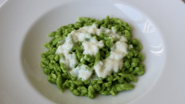 Spätzle all'aglio orsino con fonduta di pecorino stagionato