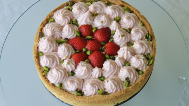 Tarte con crema diplomatica, composta di rabarbaro e mousse alla fragola