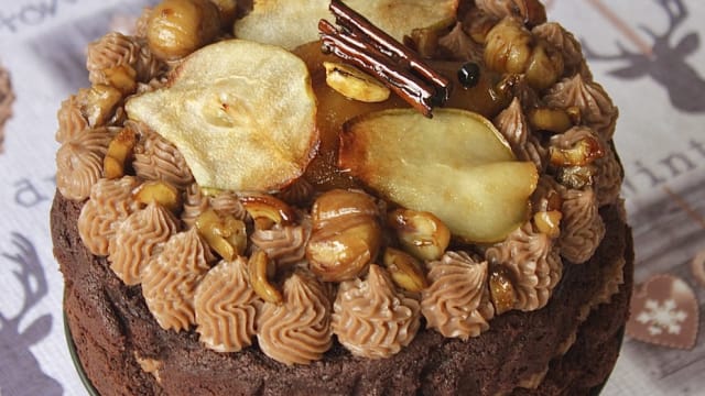 Torta al cioccolato, crema pasticcera alle castagne, pere e castagne caramellate