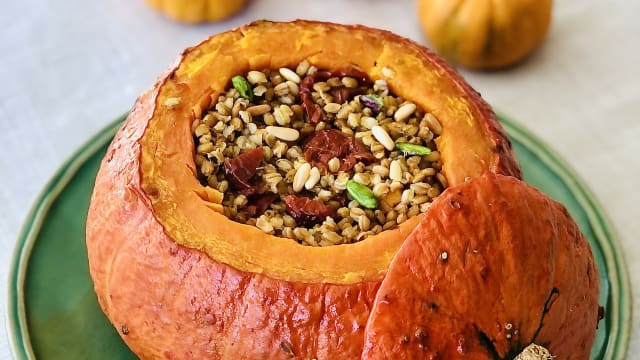 Zucca al forno ripiena ai cereali e sapori mediterranei