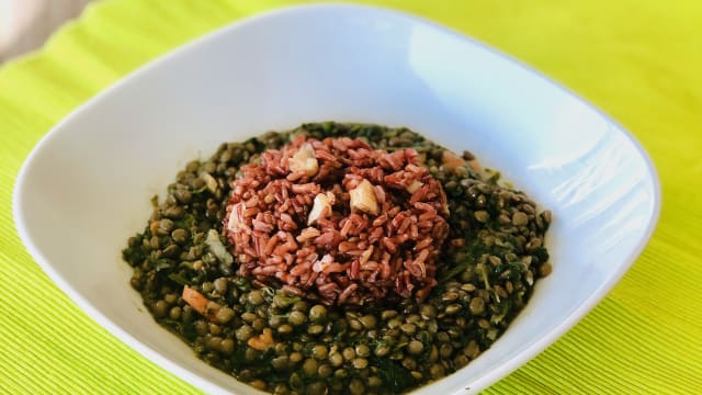 zuppetta di lenticchie verdi e riso rosso con mandorle - laterale