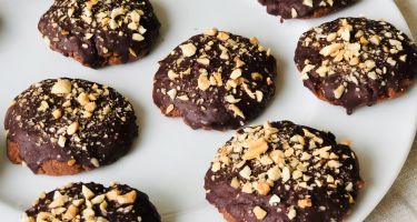 Biscotti al cacao e mandorle con glassa al cioccolato e acqua - senza uova né burro