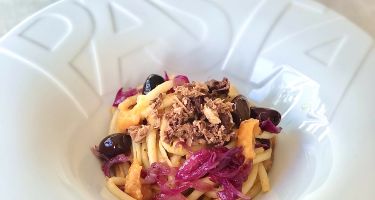 Bucatini con crema di zucca, cipolla rossa in agrodolce, olive e buzzonaglia di tonno