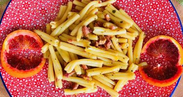 Casarecce all'arancia, sentori di limone e pancetta croccante