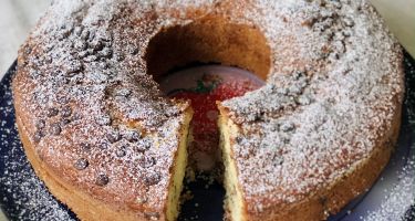 Ciambella leggera allo yogurt e gocce di cioccolato