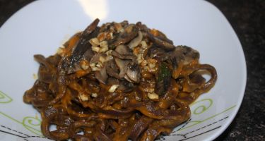 Tagliatelle al cacao con crema di zucca e funghi trifolati