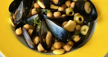 Cozze sfumate al vino bianco, lupini, ceci e salmoriglio mediterraneo