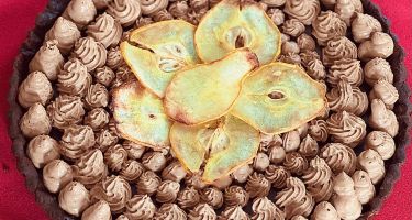 Crostata al cacao con confettura di pere, ganache e mousse al cioccolato