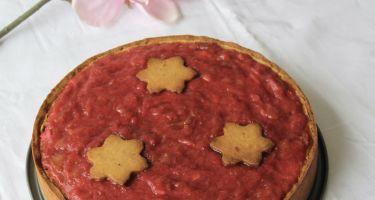 Crostata con frolla, crema frangipane e composta al rabarbaro e lamponi
