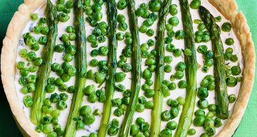 Crostata salata con crema di ricotta al limone e menta, asparagi e piselli