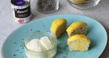 Gelato alla lavanda e miele e cupcake leggeri al profumo di limone con lemon curd