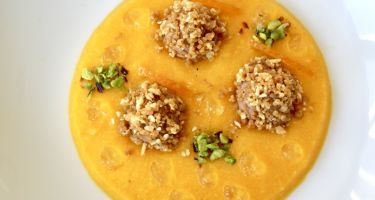 Delizia al mandarino, mousse al cioccolato e crumble croccante alle mandorle