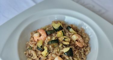 Farro perlato con gamberi, zucchine e zafferano