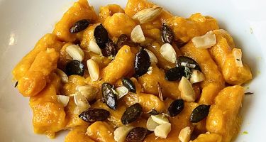 Gnocchi di zucca (senza patate) conditi con burro, mandorle e semi di zucca tostati