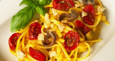 Pasta con crema di pomodorini gialli e acciughe, pomodorini confit e mollica di pane