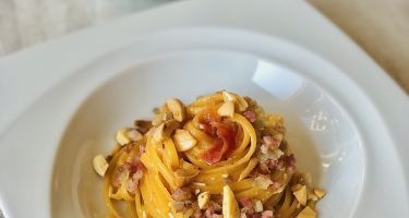 Linguine al succo di fichi d'India, pancetta e mandorle tostate