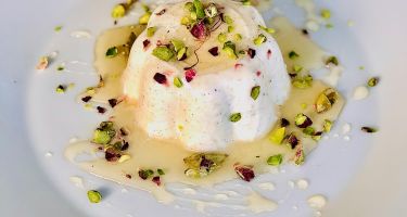 Mini bavaresi allo yogurt e vaniglia, granella di pistacchi e sciroppo aromatico al miele