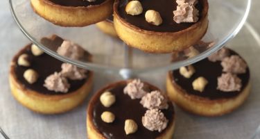 Mini-tarte al cioccolato, pralinato croccante alle nocciole e profumo di arancia