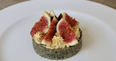 Mini-tarte al sesamo nero con fichi, mousse al cioccolato bianco, vaniglia e mandorla e polvere di nocciole