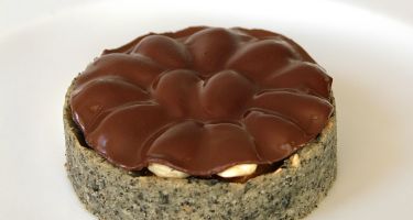 Mini-tarte al sesamo nero con composta di albicocche, mousse al cioccolato bianco, vaniglia e mandorla, cioccolato