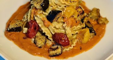 Pasta con crema di melanzane e mandorle su vellutata ai quattro pomodorini