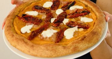 Pizza con impasto semi-integrale e condimenti perfetti per l'autunno