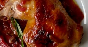 Cosce di pollo al forno con prugne, susine, miele al timo e limone