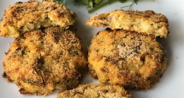 Polpette di patate e cavoletti di Bruxelles al forno