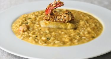 Risotto con crema di asparagi bianchi e gamberoni con un tocco di mandorla