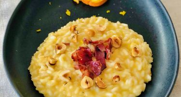Risotto cremoso alle clementine, nocciole tostate e bacon di manzo croccante