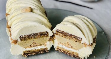 Semifreddo alla vaniglia con inserti di mandorla e nocciola di varie consistenze