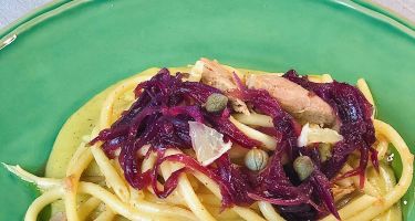 Spaghettoni al tonno con emulsione d'olio e acciughe su crema di patate e cipolla rossa in agrodolce