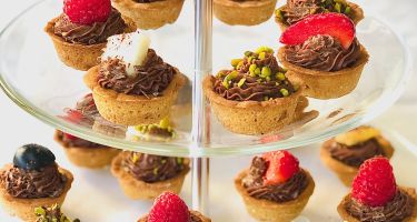 Cestini di pasta frolla alla crema pasticcera al cioccolato e frutta mista estiva