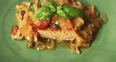 FIletto di tonno rosso con cipolle in agrodolce, pomodorini e capperi