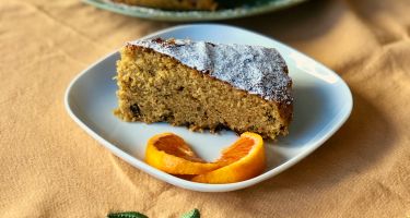 Torta con succo e marmellata d'arancia e pezzetti di cioccolato fondente
