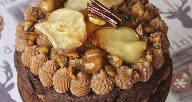 Torta al cioccolato, crema pasticcera alle castagne, pere e castagne caramellate