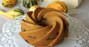Torta soffice alla zucca e cioccolato, nocciole e amaretti