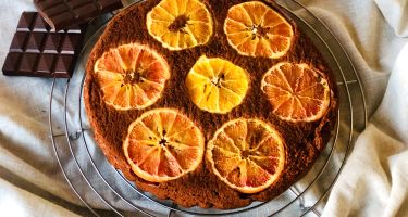 Torta rovesciata al cioccolato fondente e arance