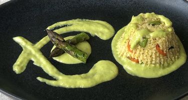 Tortino al miglio con verdure croccanti con crema di asparagi e pecorino