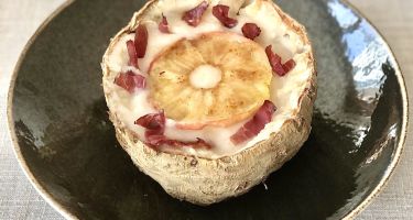 Vellutata di sedano rapa e mela con striscette croccanti di beef bacon