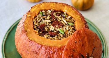 Zucca al forno ripiena ai cereali e sapori mediterranei